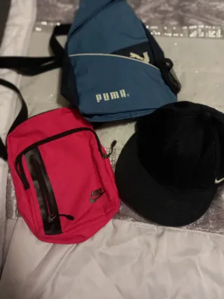 Bolsos Nike, Puma y Gorra Negra
