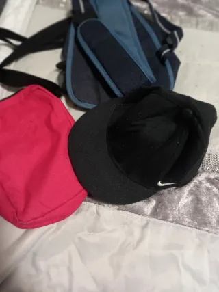 Bolsos Nike, Puma y Gorra Negra