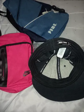Bolsos Nike, Puma y Gorra Negra