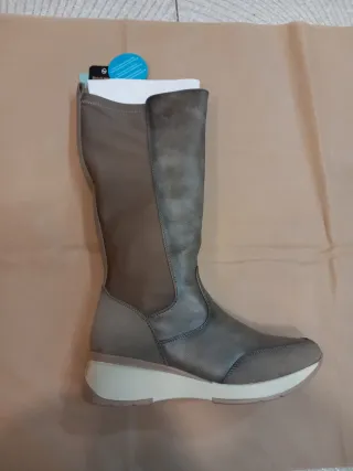 Botas altas grises y marrones