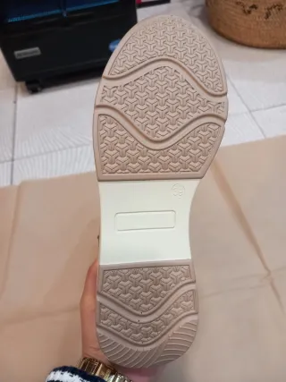 Botas altas grises y marrones