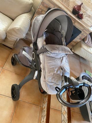 Carrito de bebé gris y cuco recién nacido/extras