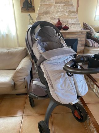 Carrito de bebé gris y cuco recién nacido/extras