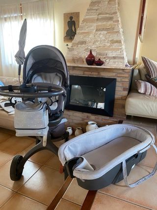 Carrito de bebé gris y cuco recién nacido/extras