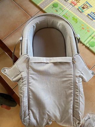 Carrito de bebé gris y cuco recién nacido/extras