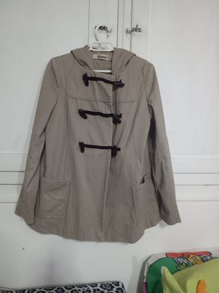 Gabardina corta Stradivarius beige Talla S