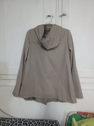 Gabardina corta Stradivarius beige Talla S