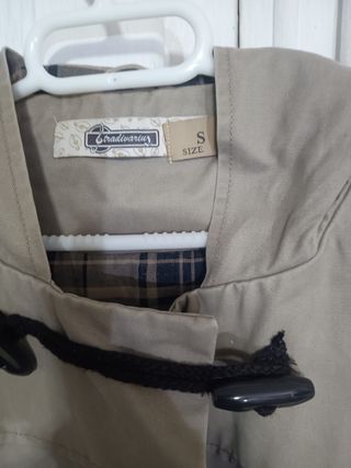 Gabardina corta Stradivarius beige Talla S