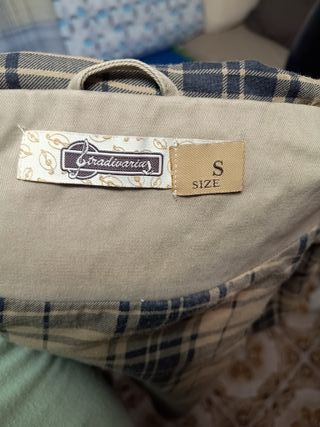 Gabardina corta Stradivarius beige Talla S