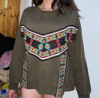 Sudadera verde militar con estampado étnico