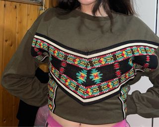 Sudadera verde militar con estampado étnico