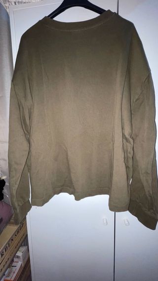 Sudadera verde militar con estampado étnico