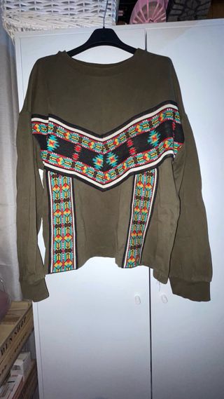 Sudadera verde militar con estampado étnico