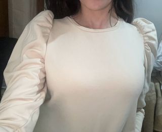 Sudadera beige con mangas abullonadas