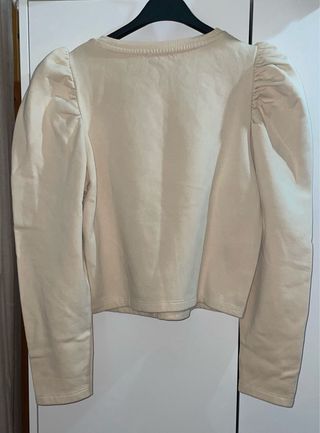 Sudadera beige con mangas abullonadas