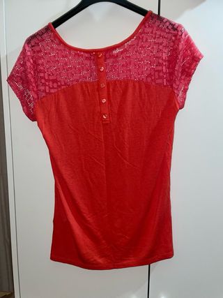 Camiseta coral con encaje