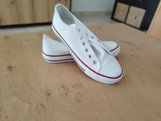 Zapatillas de lona blancas y rojas estilo Converse