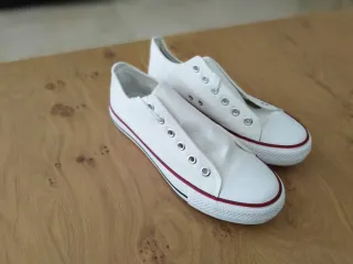 Zapatillas de lona blancas y rojas estilo Converse