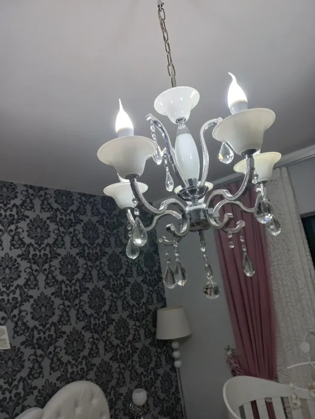 Lampadario argento e bianco con pendenti