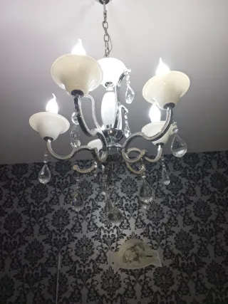 Lampadario argento e bianco con pendenti