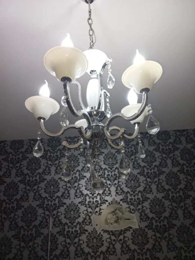 Lampadario argento e bianco con pendenti
