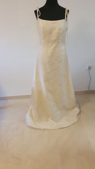 Vestido de organza bordada nuevo