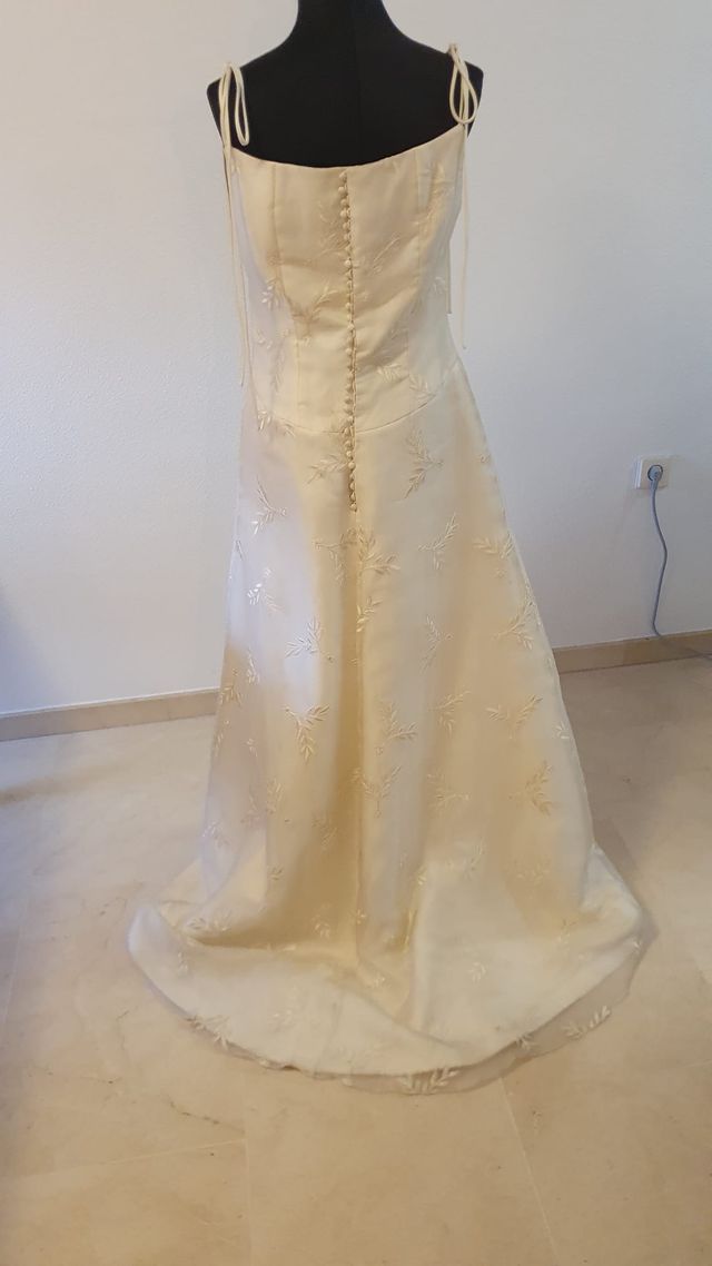 Vestido de organza bordada nuevo