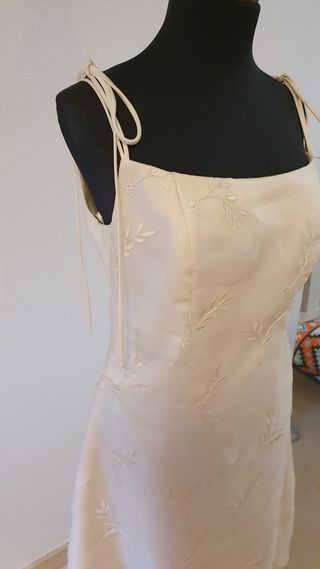 Vestido de organza bordada nuevo