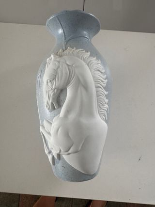 Jarrón de porcelana con caballo relieve