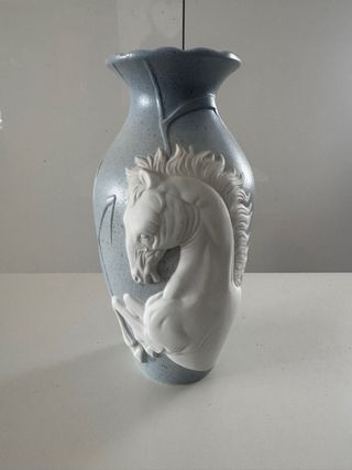 Jarrón de porcelana con caballo relieve