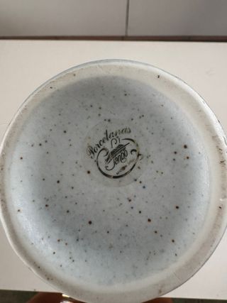 Jarrón de porcelana con caballo relieve