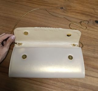 Bolso de mano blanco con cadena dorada