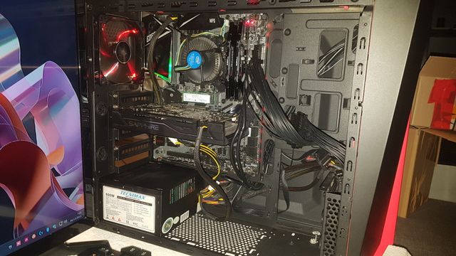 PC Gaming Corsair Spec-Alpha con TV y perifericos