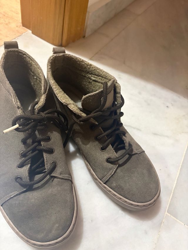 Zapatillas grises de ante