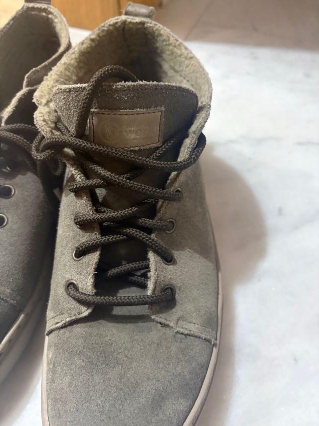 Zapatillas grises de ante