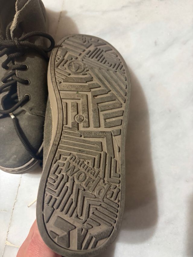 Zapatillas grises de ante