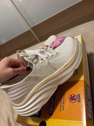 Skechers Bambas Beige/Oro Talla 38