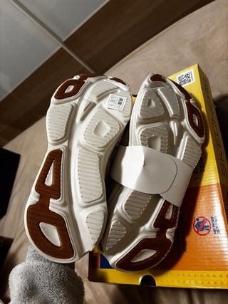 Skechers Bambas Beige/Oro Talla 38