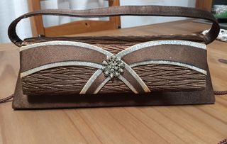 Bolso de mano marrón con detalle joya