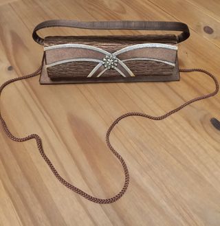 Bolso de mano marrón con detalle joya