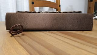 Bolso de mano marrón con detalle joya