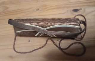 Bolso de mano marrón con detalle joya