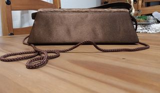 Bolso de mano marrón con detalle joya