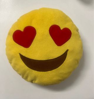 Cojín emoji cara corazones