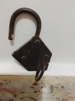 Antiguo candado de metal con llave
