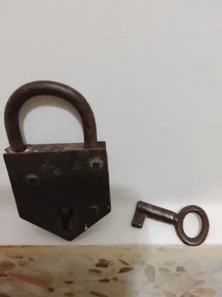 Antiguo candado de metal con llave