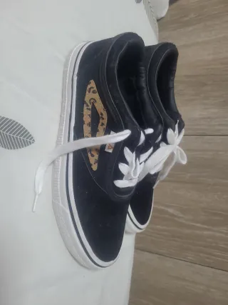 Zapatillas negras con estampado