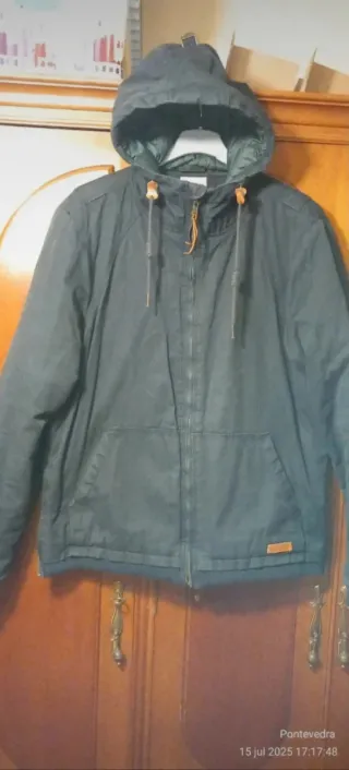 Cazadora de montaña con capucha