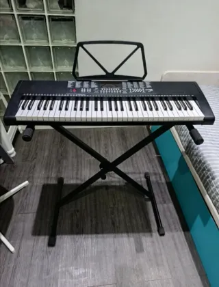 Piano eléctrico con soporte