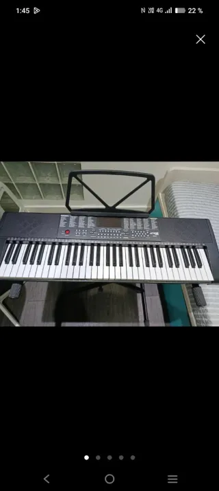 Piano eléctrico con soporte